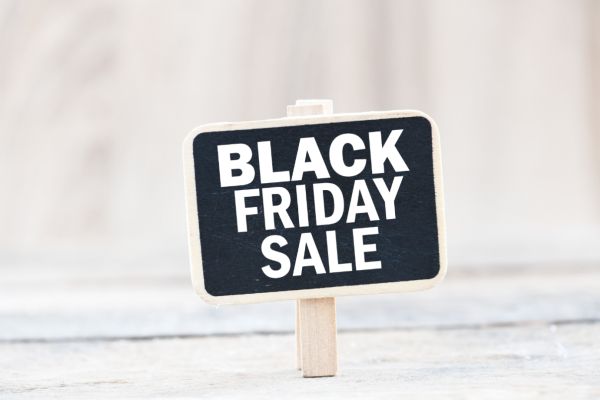 Inauguracja sezonu świątecznych zakup&oacute;w nadchodzi wielkimi krokami. Amerykański Black Friday, czyli ostatni piątek listopada to początek zakupowego szaleństwa i czas wielkich wyprzedaży. Już ponad połowa konsument&oacute;w deklaruje, że w tym roku skorzysta z czarnopiątkowych promocji. Eksperci hapipożyczek przestrzegają przed sprzedażowymi pułapkam...