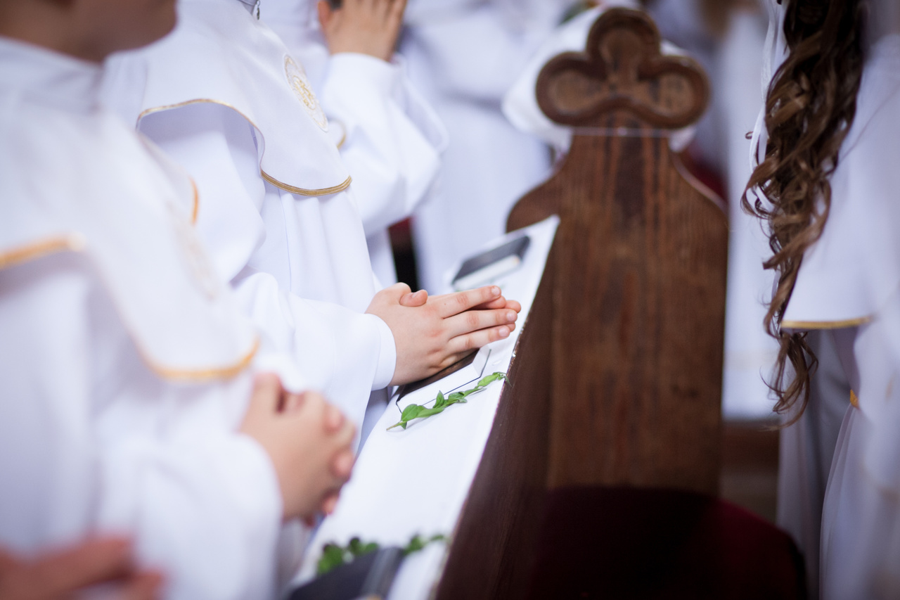Maj to miesiąc, gdy tradycyjnie odbywają się uroczystości komunijne. W całej Polsce dziesiątki tysięcy dzieci uczestniczą w tej uroczystości. Komunia to wyzwanie finansowe dla rodzic&oacute;w, ale i coraz większe obciążenie dla chrzestnych oraz gości. Wszystko dlatego, że prezenty są znacznie droższe niż jeszcze rok temu.Sezon komunijny w Polsce rozpoczyna...